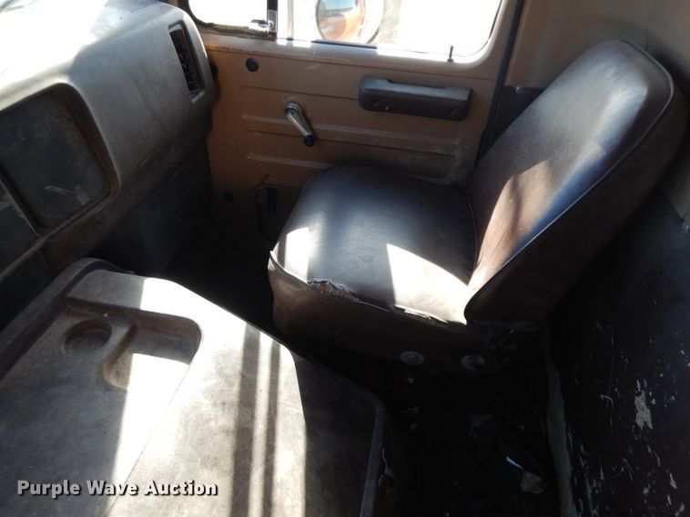 image for item EY9187 1980 International F2275  grain truck