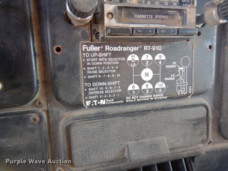 image for item EY9187 1980 International F2275  grain truck