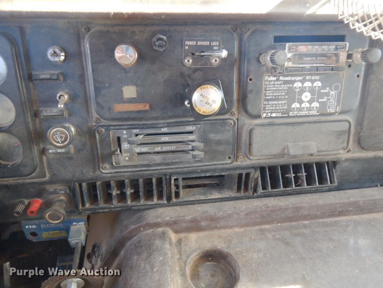 image for item EY9187 1980 International F2275  grain truck