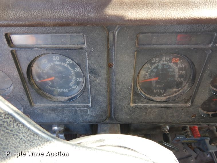 image for item EY9187 1980 International F2275  grain truck