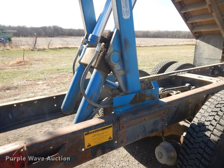 image for item EY9187 1980 International F2275  grain truck