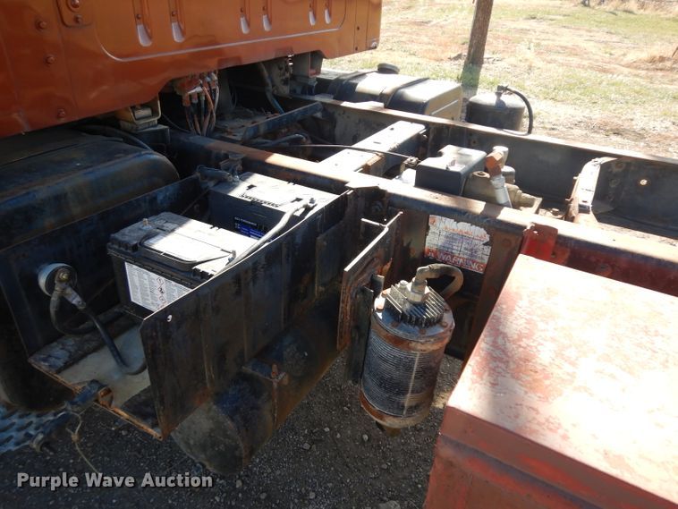 image for item EY9187 1980 International F2275  grain truck