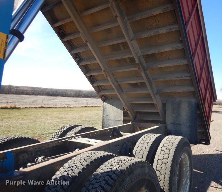 image for item EY9187 1980 International F2275  grain truck