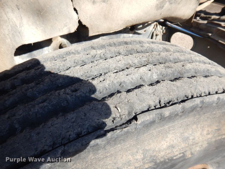 image for item EY9187 1980 International F2275  grain truck