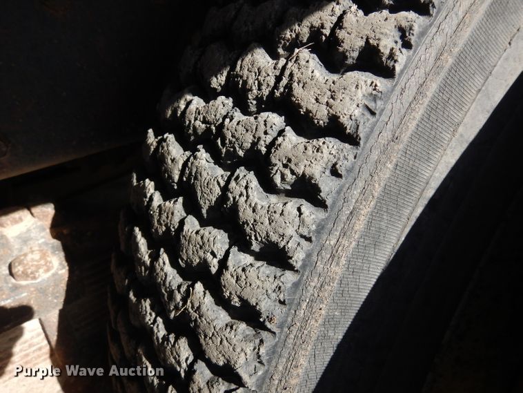 image for item EY9187 1980 International F2275  grain truck