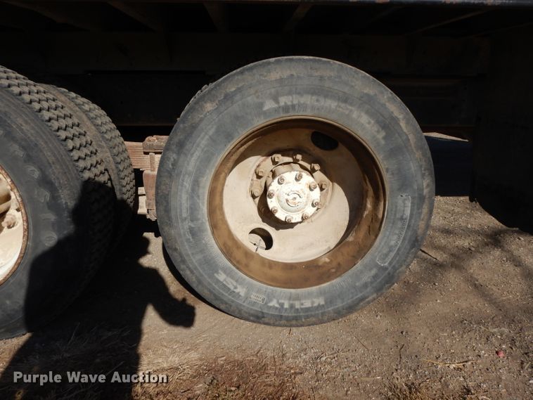 image for item EY9187 1980 International F2275  grain truck