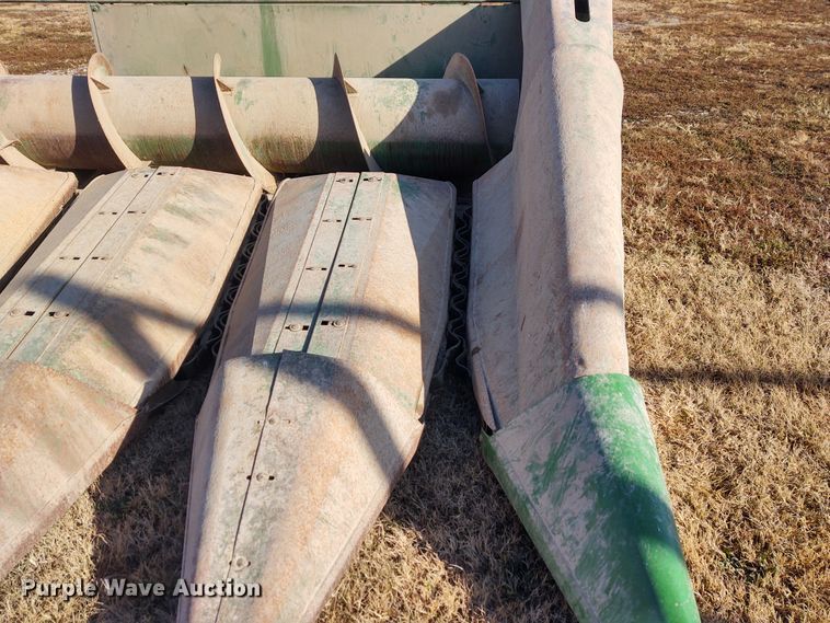 image for item FY9770 John Deere 853A row crop head