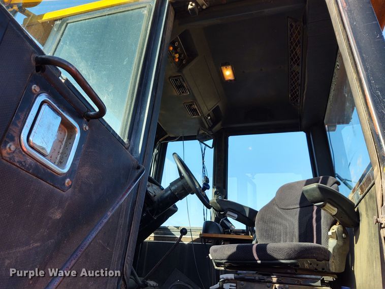 image for item FY9791 1981 Versatile 895  Series S 4WD tractor