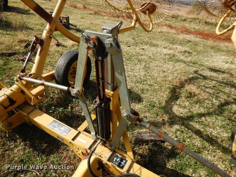 image for item GK9473 Vermeer WR22 hay rake