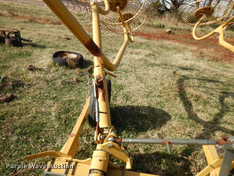 image for item GK9473 Vermeer WR22 hay rake