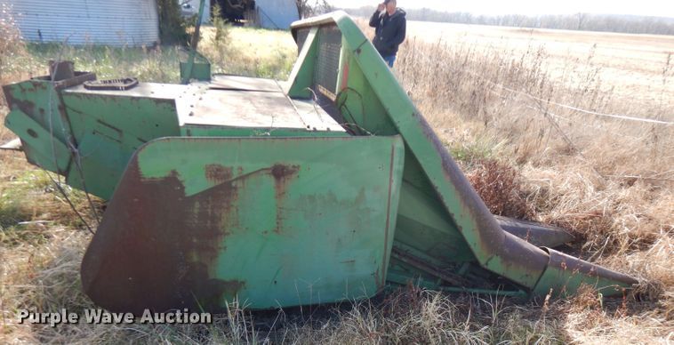 image for item GK9477 John Deere 335 corn head