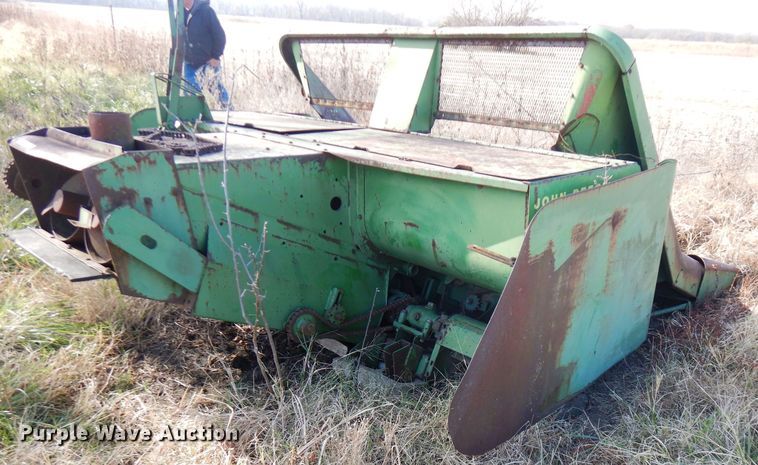 image for item GK9477 John Deere 335 corn head