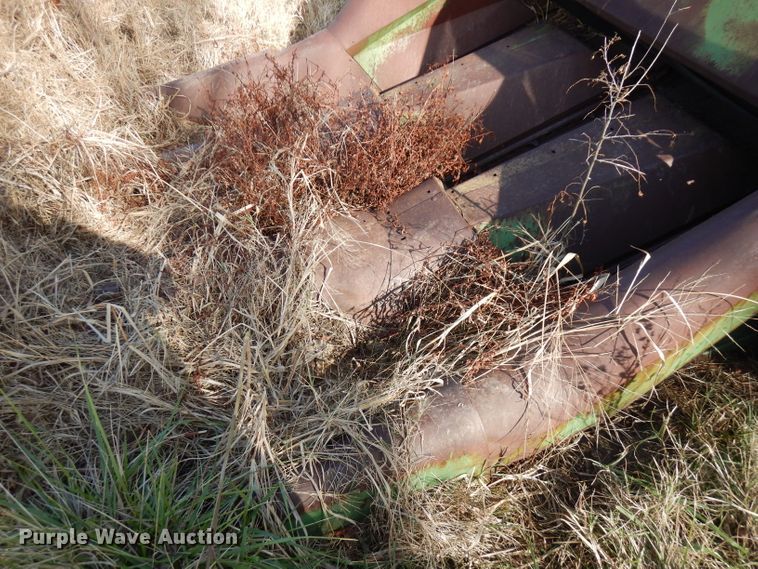 image for item GK9477 John Deere 335 corn head