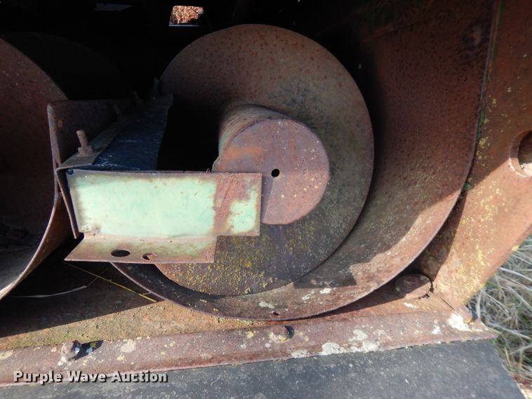 image for item GK9477 John Deere 335 corn head