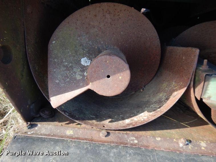 image for item GK9477 John Deere 335 corn head