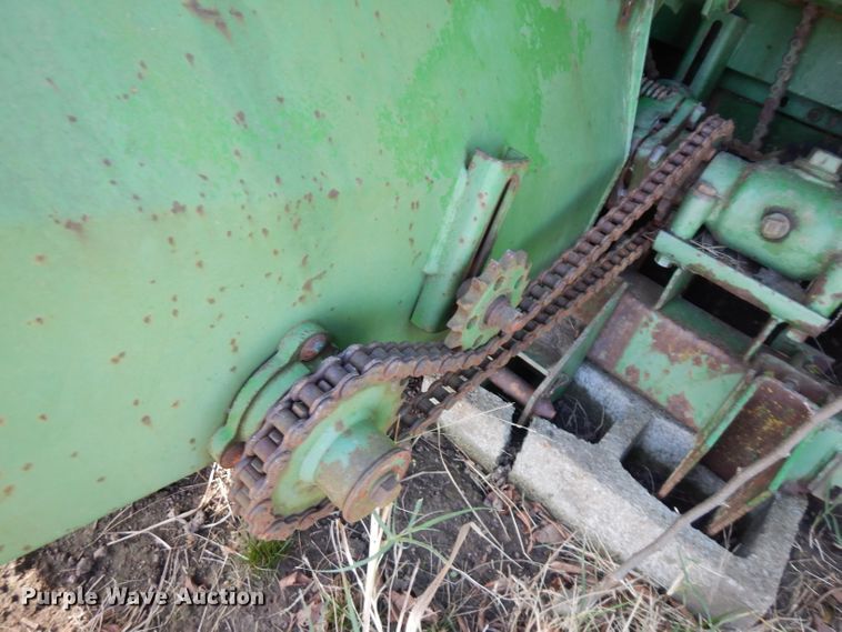 image for item GK9477 John Deere 335 corn head