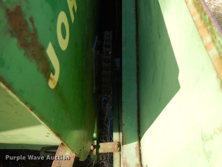 image for item GK9477 John Deere 335 corn head