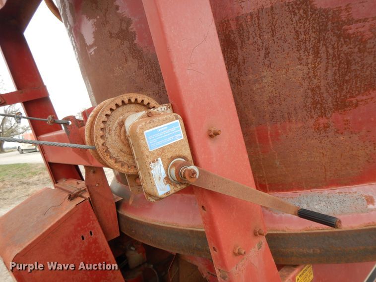 image for item GK9642 Farm Hand F880B tub grinder