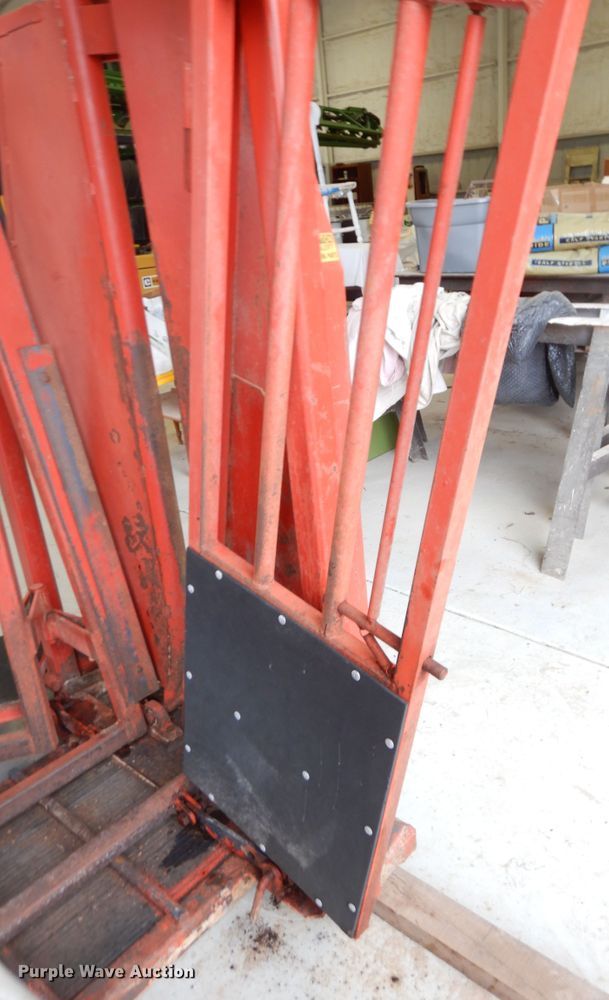image for item GK9649 Linn Cattle Care squeeze chute