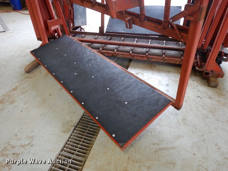 image for item GK9649 Linn Cattle Care squeeze chute