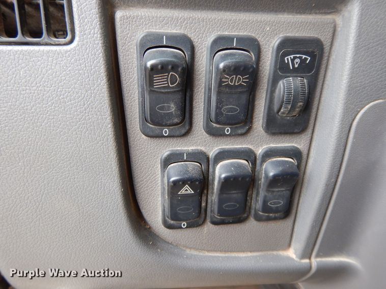 image for item GK9650 2013 Peterbilt 337  feed mixer truck