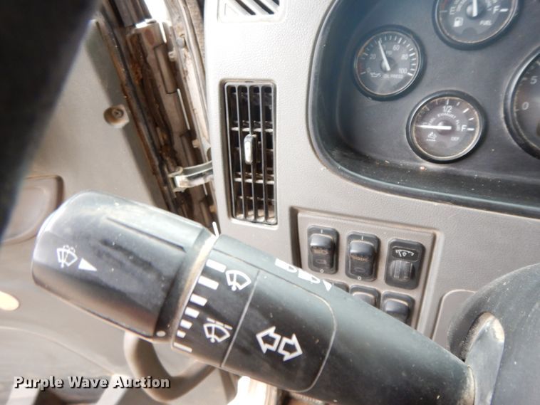 image for item GK9650 2013 Peterbilt 337  feed mixer truck