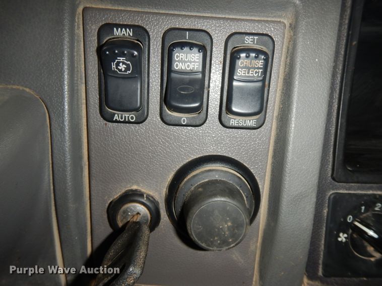 image for item GK9650 2013 Peterbilt 337  feed mixer truck