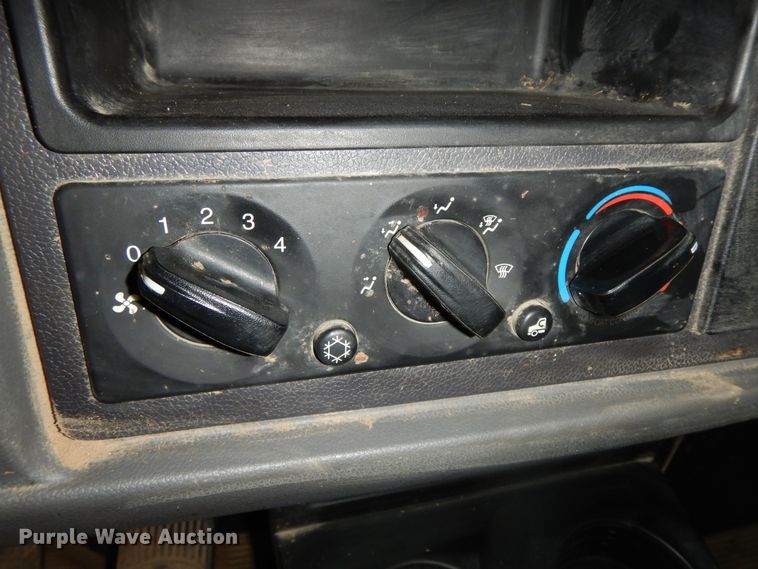 image for item GK9650 2013 Peterbilt 337  feed mixer truck