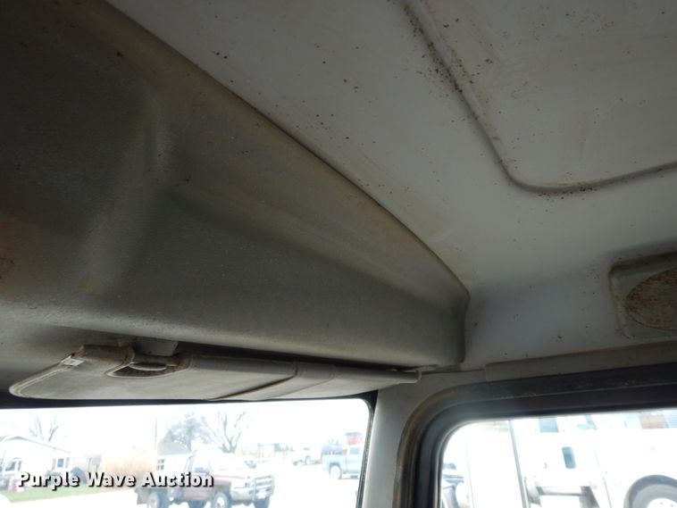 image for item GK9650 2013 Peterbilt 337  feed mixer truck