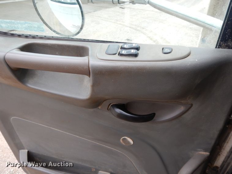 image for item GK9650 2013 Peterbilt 337  feed mixer truck