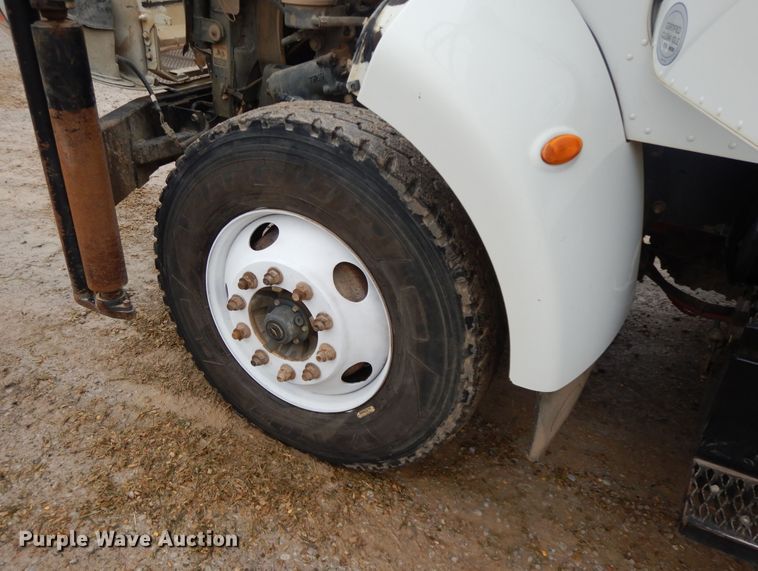 image for item GK9650 2013 Peterbilt 337  feed mixer truck