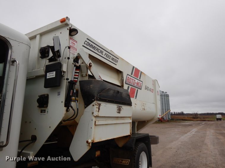 image for item GK9650 2013 Peterbilt 337  feed mixer truck