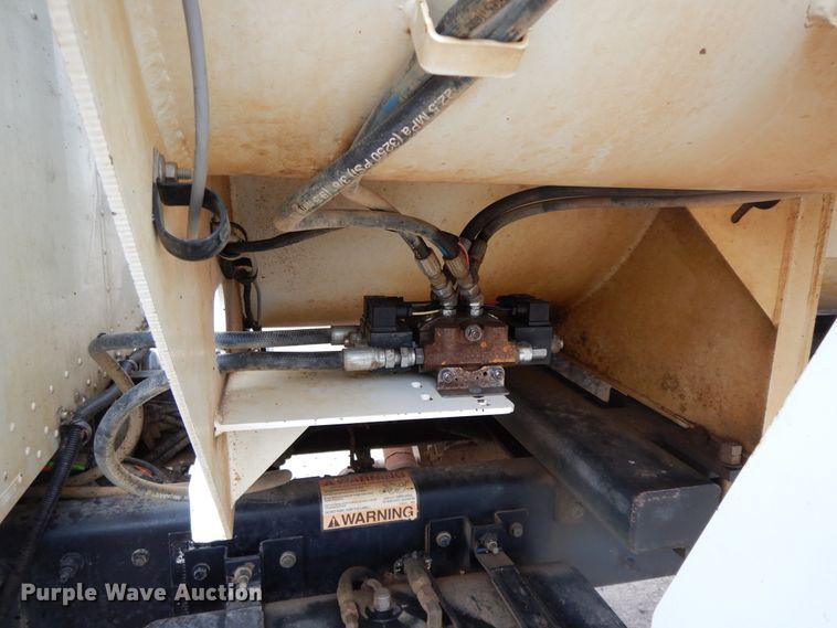 image for item GK9650 2013 Peterbilt 337  feed mixer truck