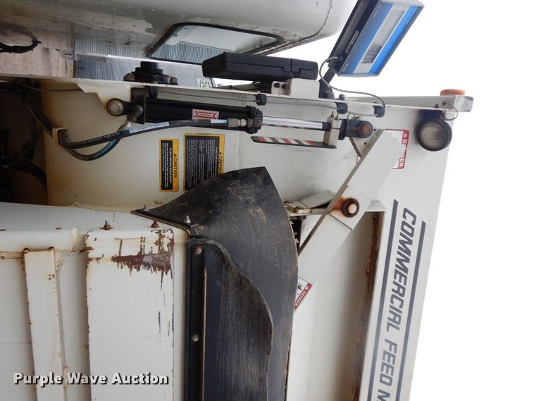 image for item GK9650 2013 Peterbilt 337  feed mixer truck