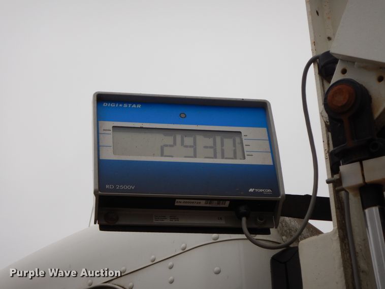 image for item GK9650 2013 Peterbilt 337  feed mixer truck