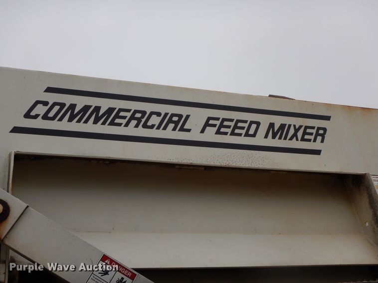 image for item GK9650 2013 Peterbilt 337  feed mixer truck