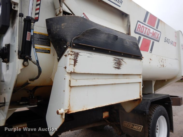 image for item GK9650 2013 Peterbilt 337  feed mixer truck