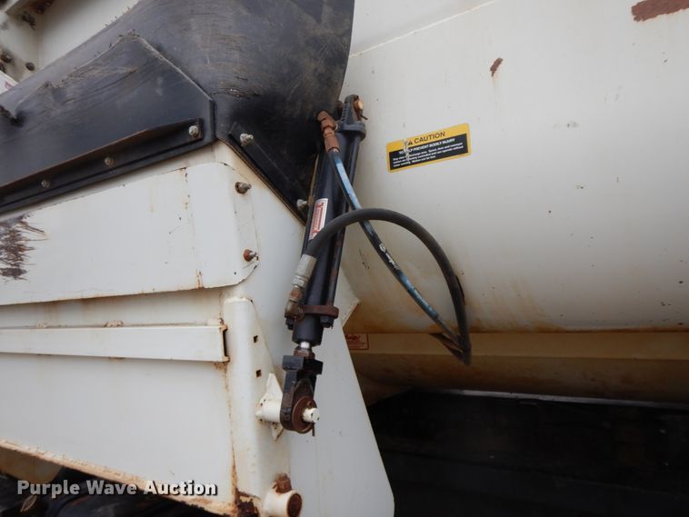 image for item GK9650 2013 Peterbilt 337  feed mixer truck