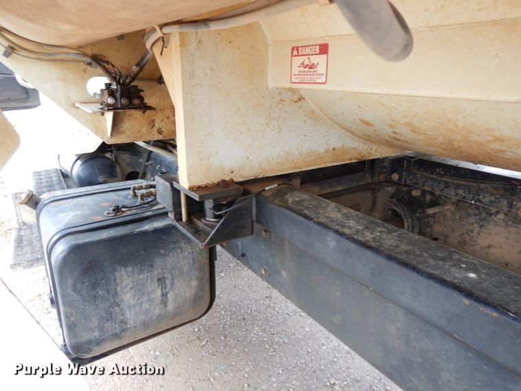 image for item GK9650 2013 Peterbilt 337  feed mixer truck