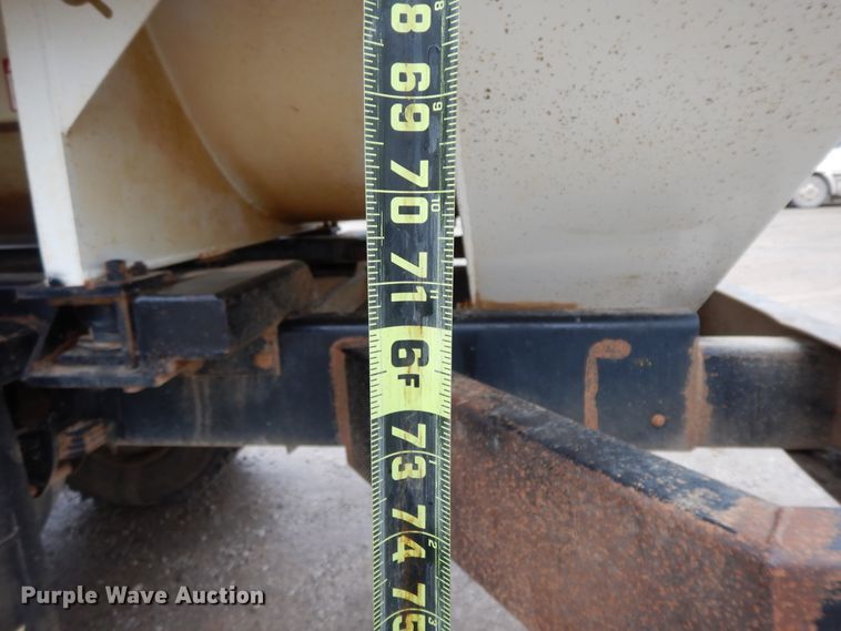 image for item GK9650 2013 Peterbilt 337  feed mixer truck