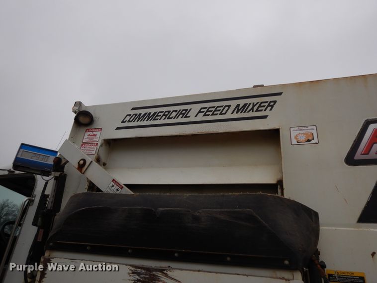 image for item GK9650 2013 Peterbilt 337  feed mixer truck