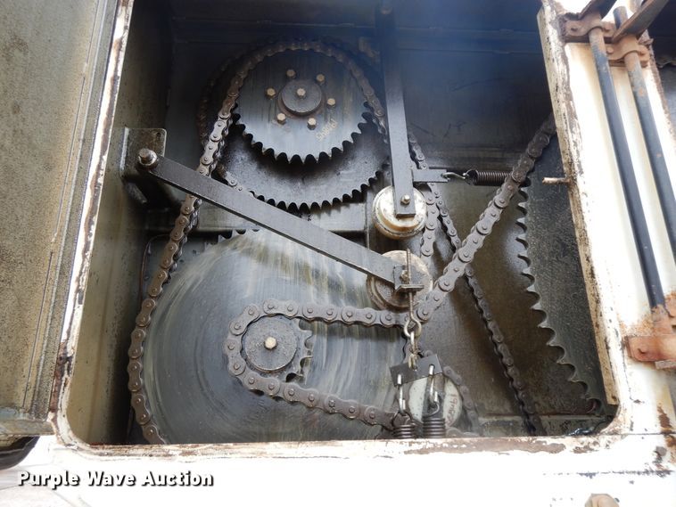 image for item GK9650 2013 Peterbilt 337  feed mixer truck