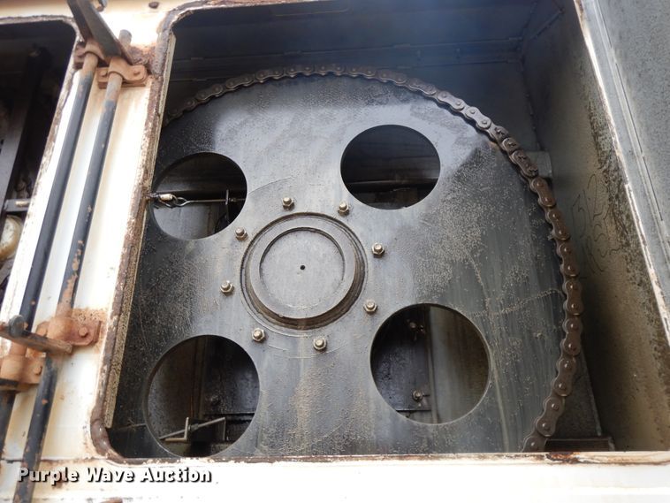 image for item GK9650 2013 Peterbilt 337  feed mixer truck