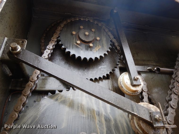 image for item GK9650 2013 Peterbilt 337  feed mixer truck