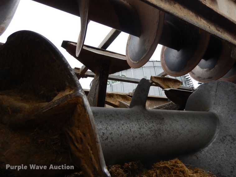 image for item GK9650 2013 Peterbilt 337  feed mixer truck