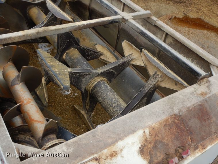 image for item GK9650 2013 Peterbilt 337  feed mixer truck