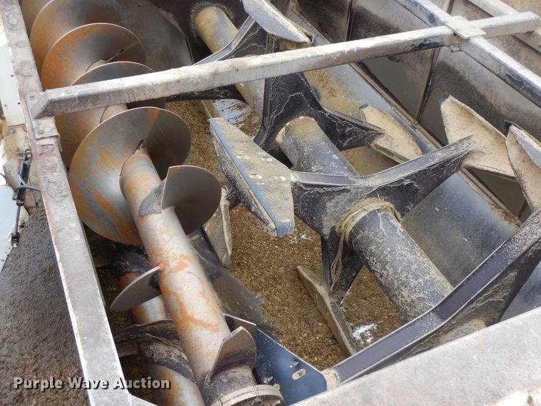 image for item GK9650 2013 Peterbilt 337  feed mixer truck