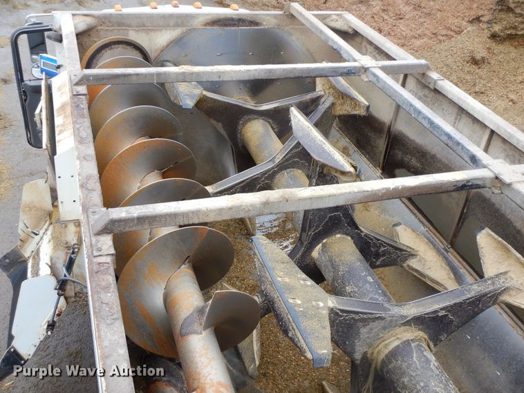 image for item GK9650 2013 Peterbilt 337  feed mixer truck