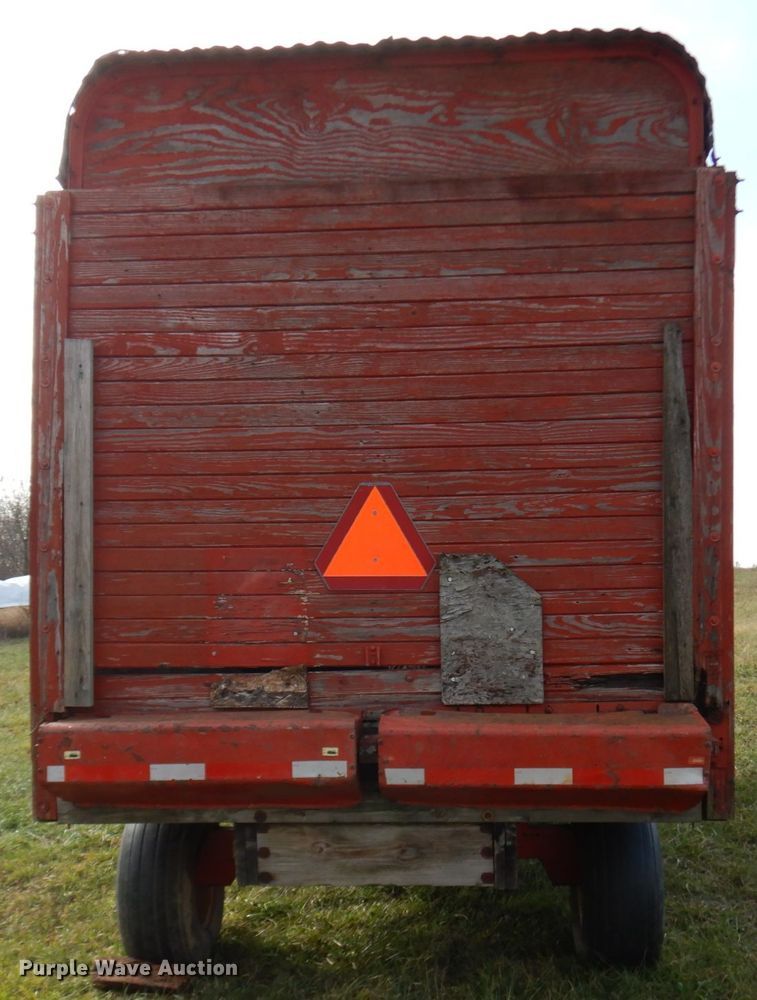 image for item HD9179 Gehl BU940 silage wagon