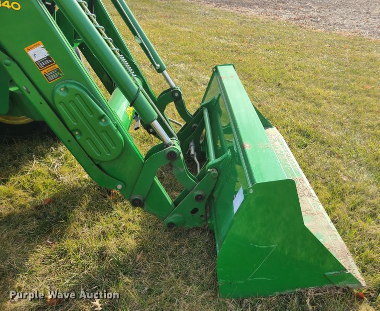 image for item HM9766 2013 John Deere 6125R  MFWD tractor